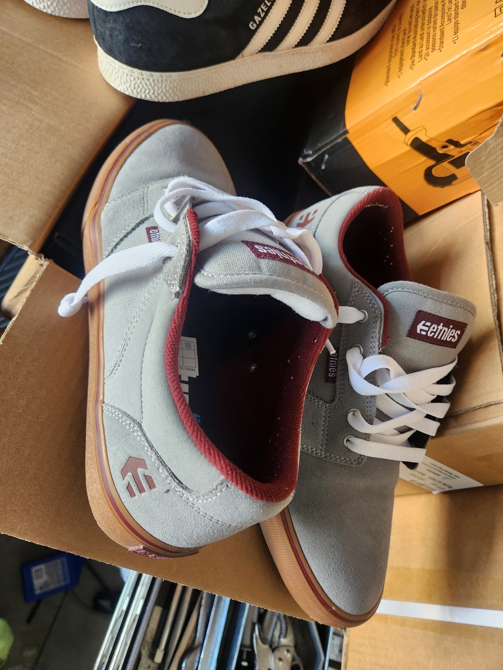 Etnies Men’s Light Gray and Burgundy Low-Top Skate Sneakers